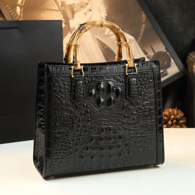 Bolso Cubo de Piel con Estampado Cocodrilo y Asa de Bambú