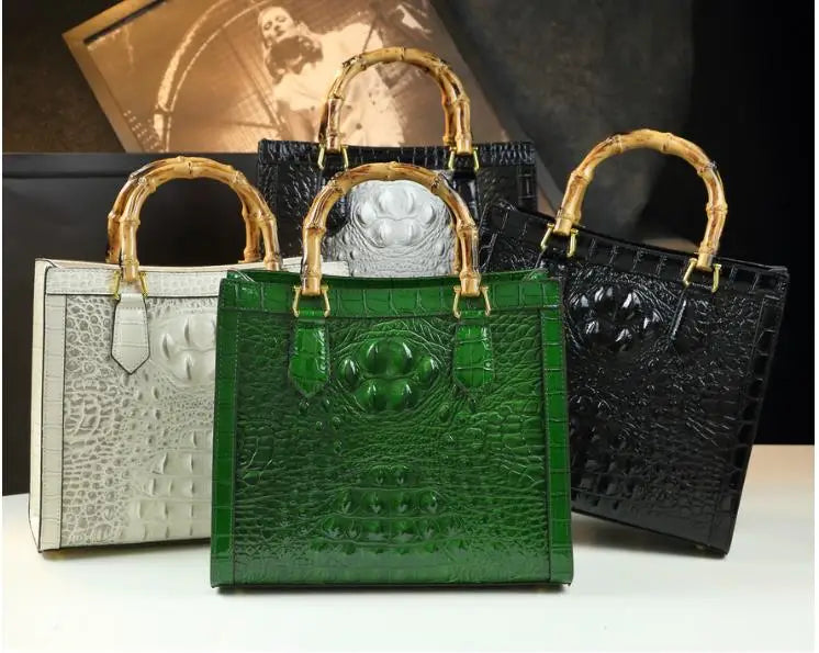 Bolso Cubo de Piel con Estampado Cocodrilo y Asa de Bambú