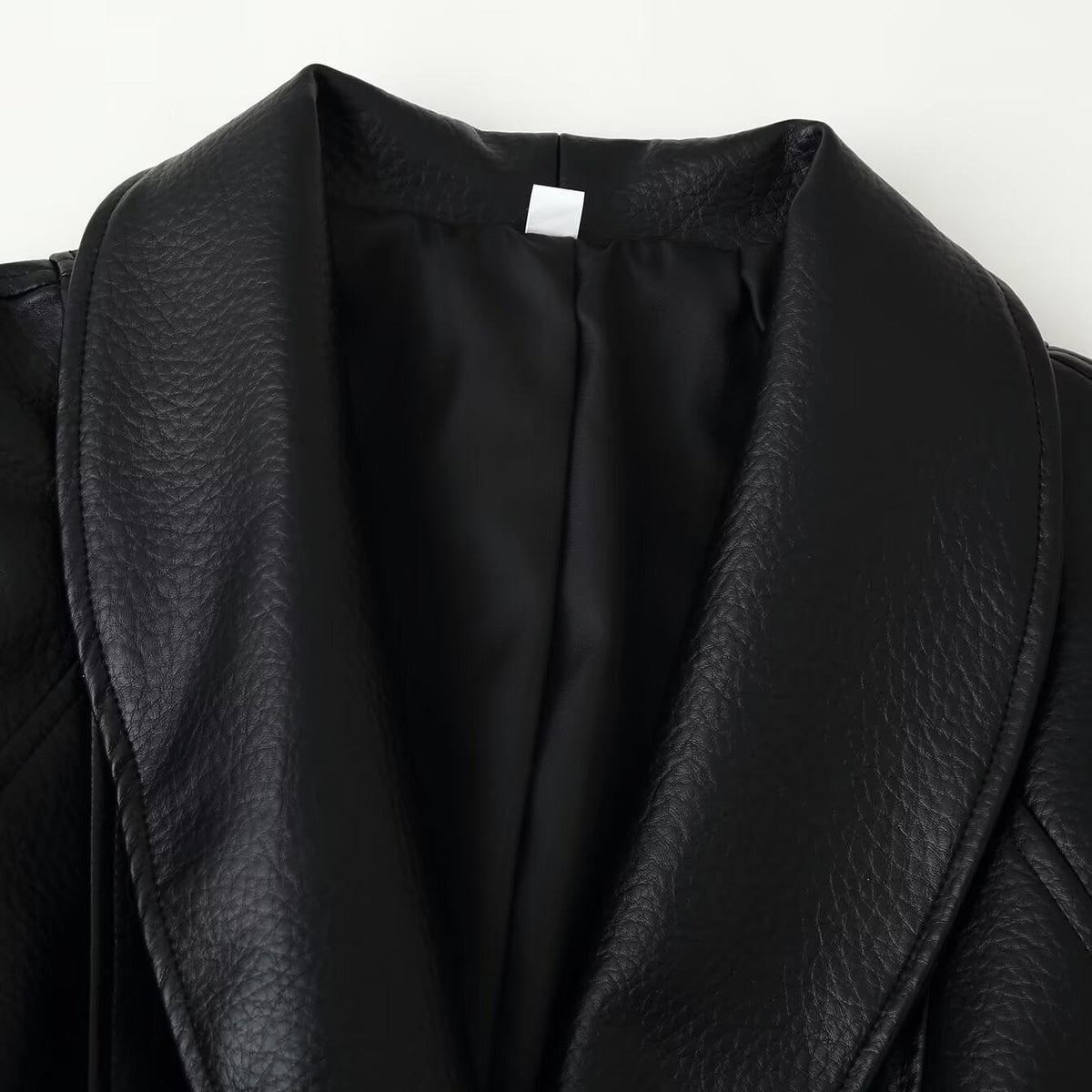 Chaqueta con Cinturón y Cuello Destacado