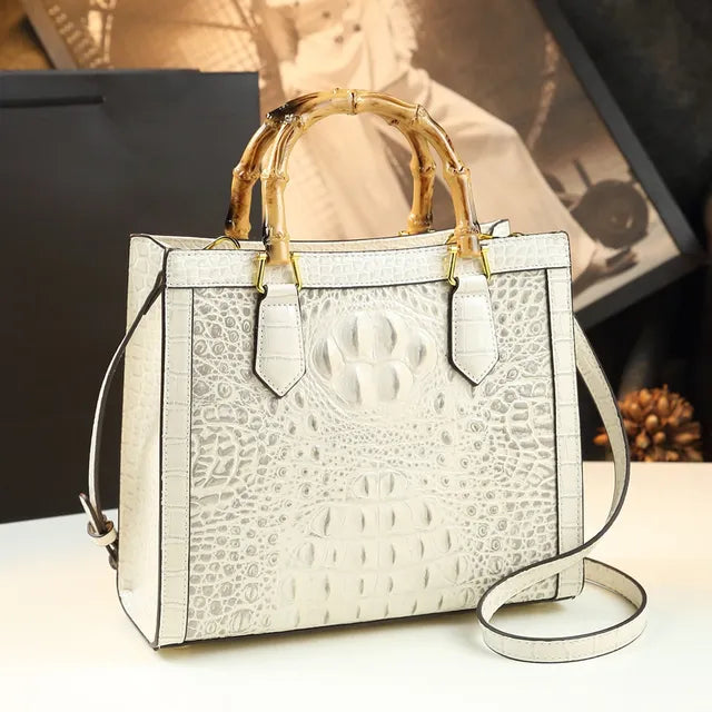 Bolso Cubo de Piel con Estampado Cocodrilo y Asa de Bambú