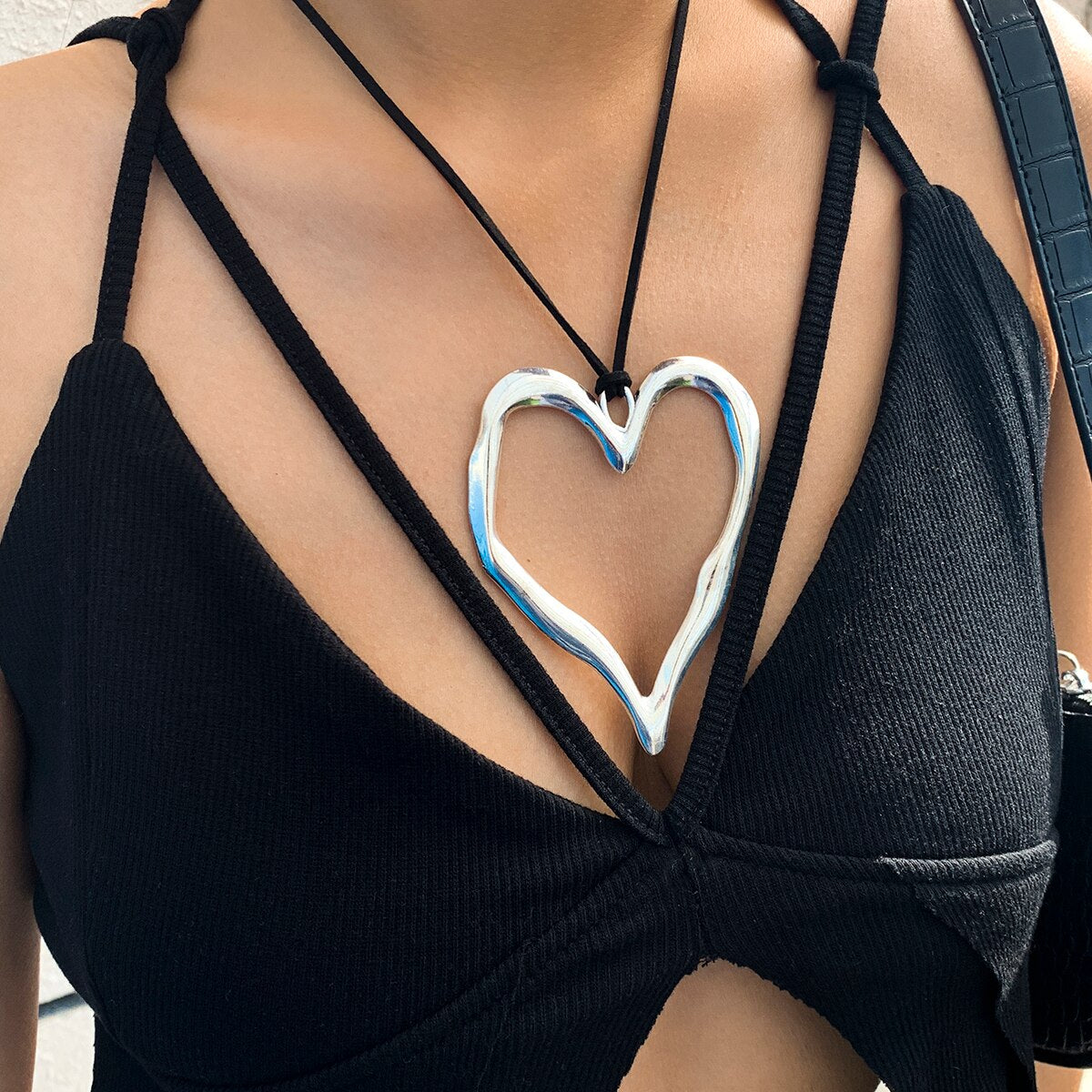 Gargantilla negra con colgante de corazón grande