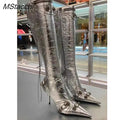 Botas altas de mujer con puntera fina y detalles de tachuelas