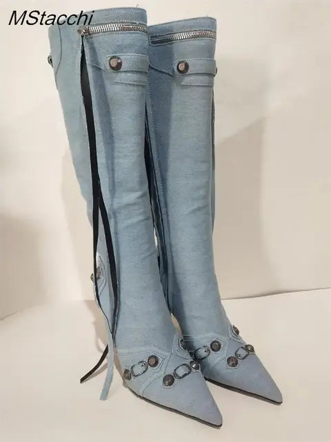 Botas altas de mujer con puntera fina y detalles de tachuelas