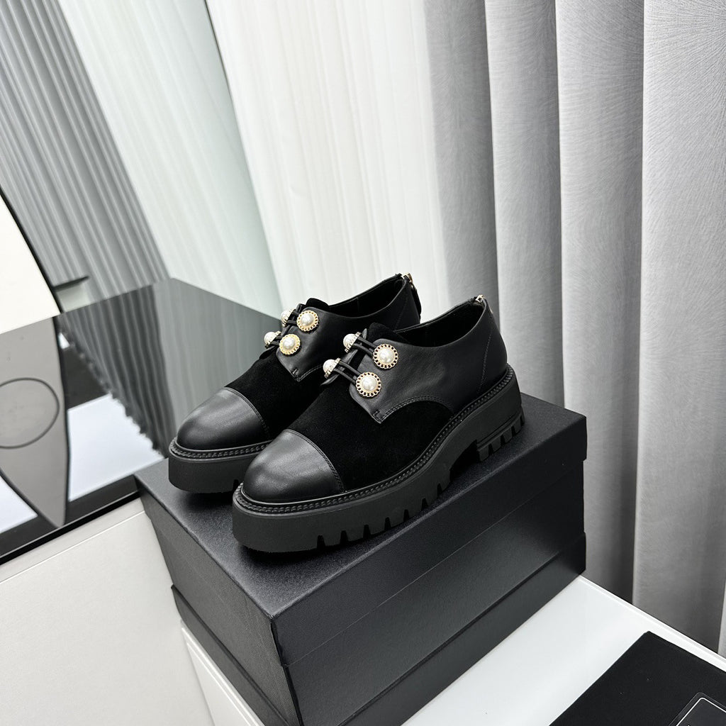 Botines negros de mujer con plataforma y detalles de perlas