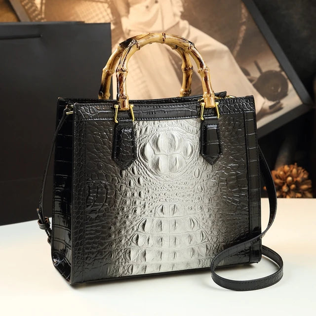 Bolso Cubo de Piel con Estampado Cocodrilo y Asa de Bambú