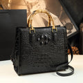 Bolso Cubo de Piel con Estampado Cocodrilo y Asa de Bambú