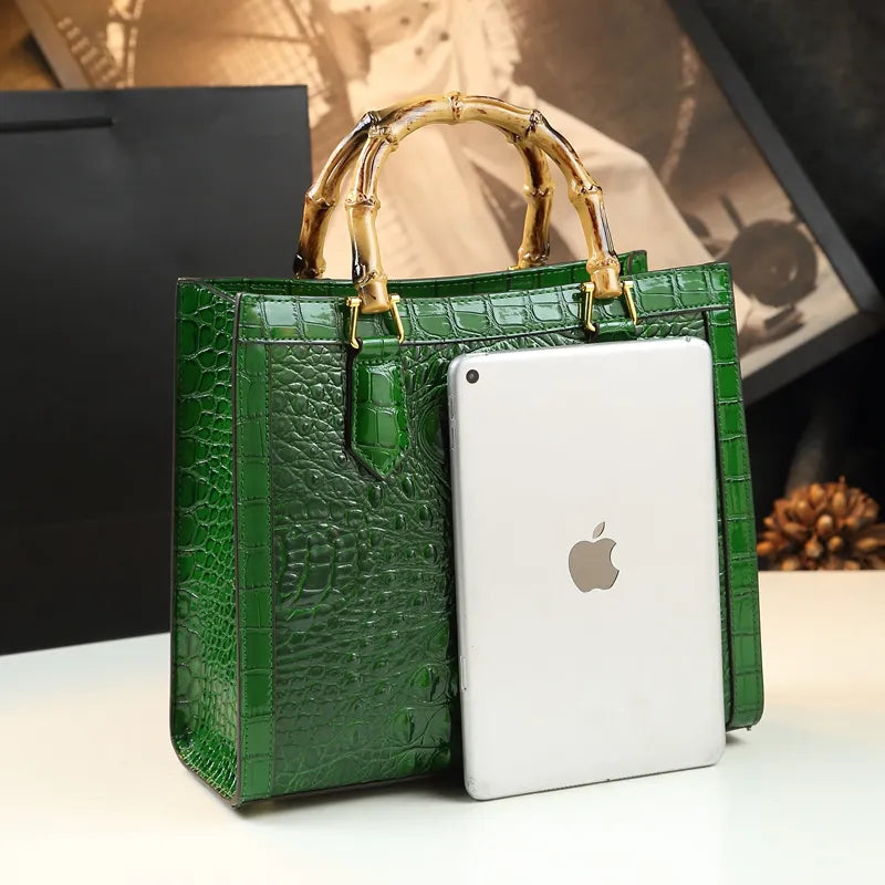 Bolso Cubo de Piel con Estampado Cocodrilo y Asa de Bambú