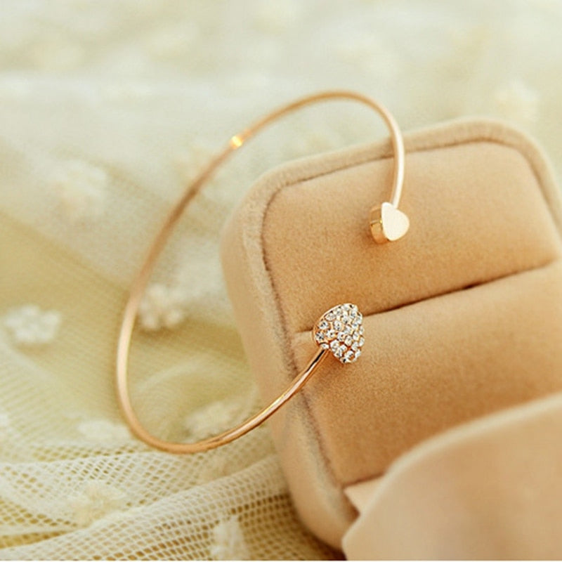Pulsera abierta ajustable con cristales, doble corazón y lazo