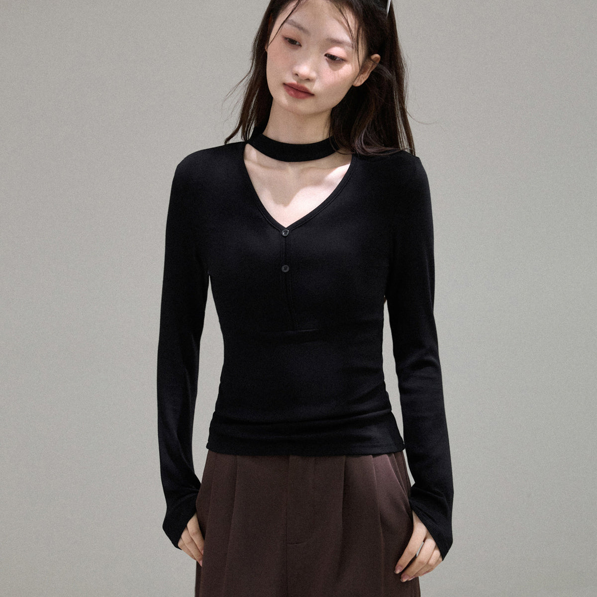 Top de Manga Larga con Cuello Halter en V y Estética de Diseño