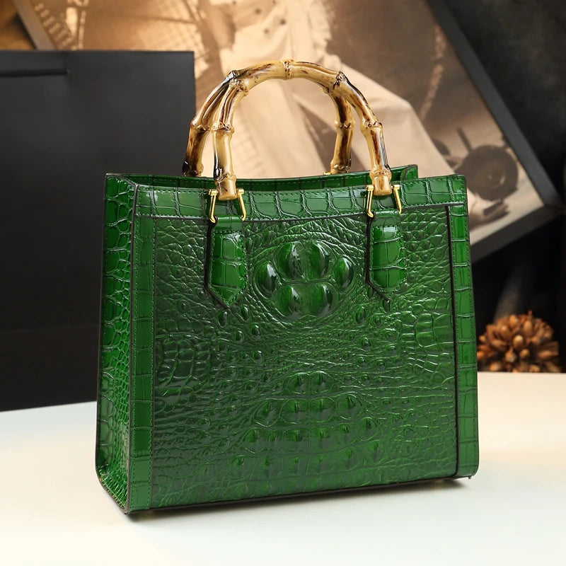 Bolso Cubo de Piel con Estampado Cocodrilo y Asa de Bambú