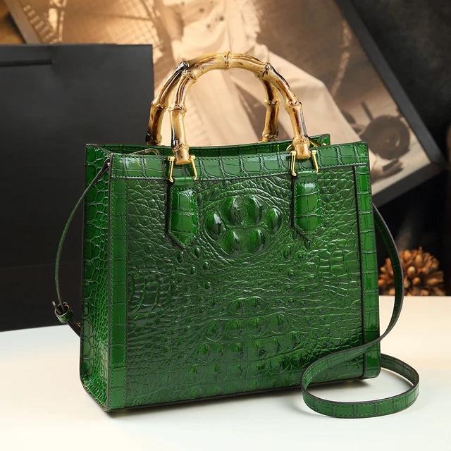 Bolso Cubo de Piel con Estampado Cocodrilo y Asa de Bambú