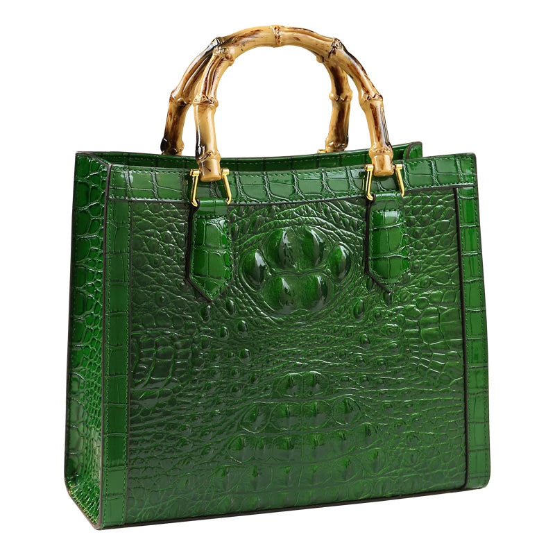 Bolso Cubo de Piel con Estampado Cocodrilo y Asa de Bambú