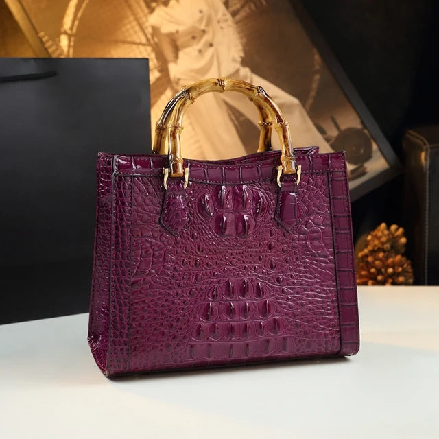Bolso Cubo de Piel con Estampado Cocodrilo y Asa de Bambú