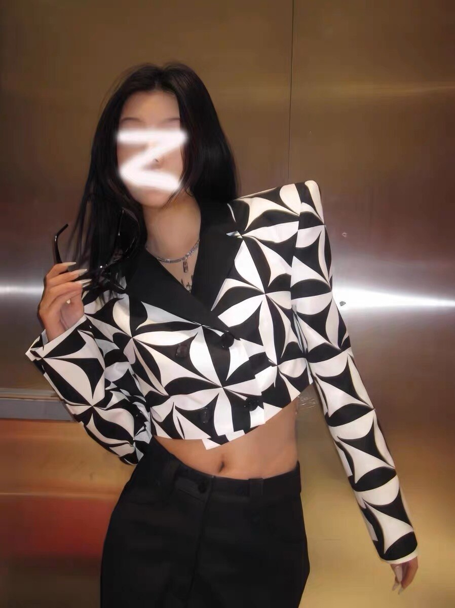 Americana de mujer con estampado geométrico