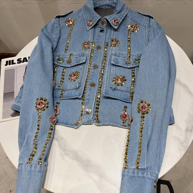 Chaqueta vaquera con abalorios y patchwork bicolor
