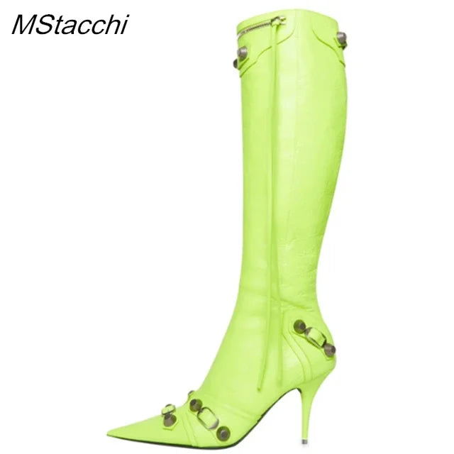 Botas altas de mujer con puntera fina y detalles de tachuelas