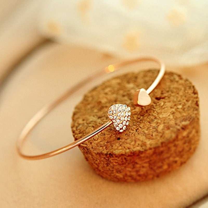 Pulsera abierta ajustable con cristales, doble corazón y lazo