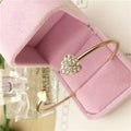 Pulsera abierta ajustable con cristales, doble corazón y lazo