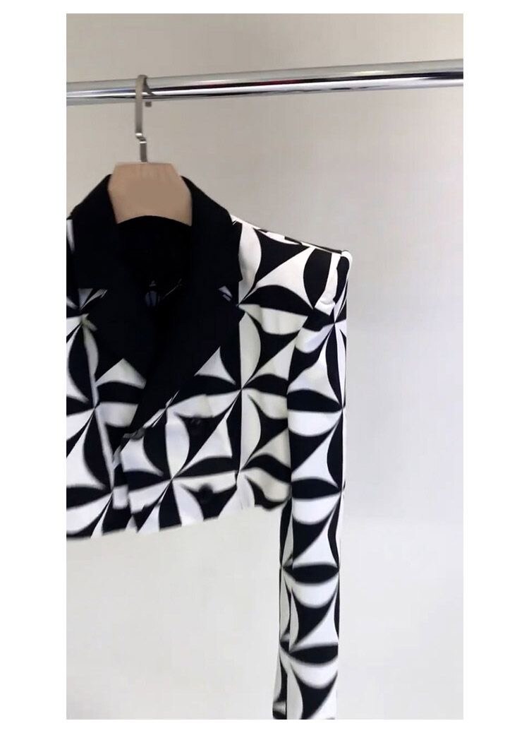 Americana de mujer con estampado geométrico