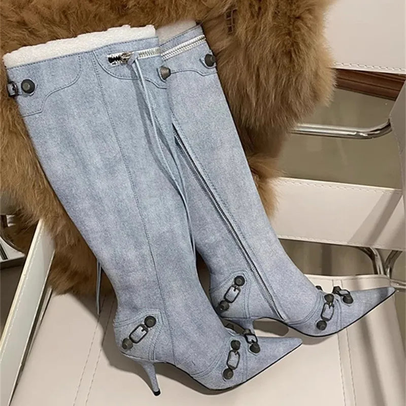 Botas altas de mujer con puntera fina y detalles de tachuelas