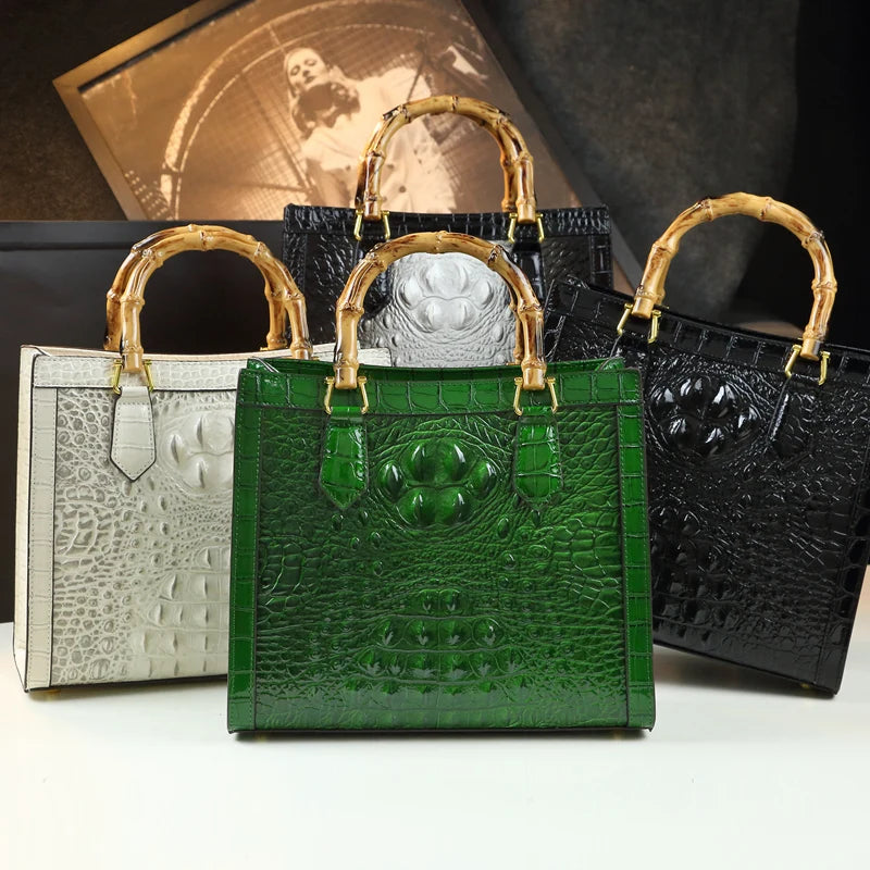 Bolso Cubo de Piel con Estampado Cocodrilo y Asa de Bambú