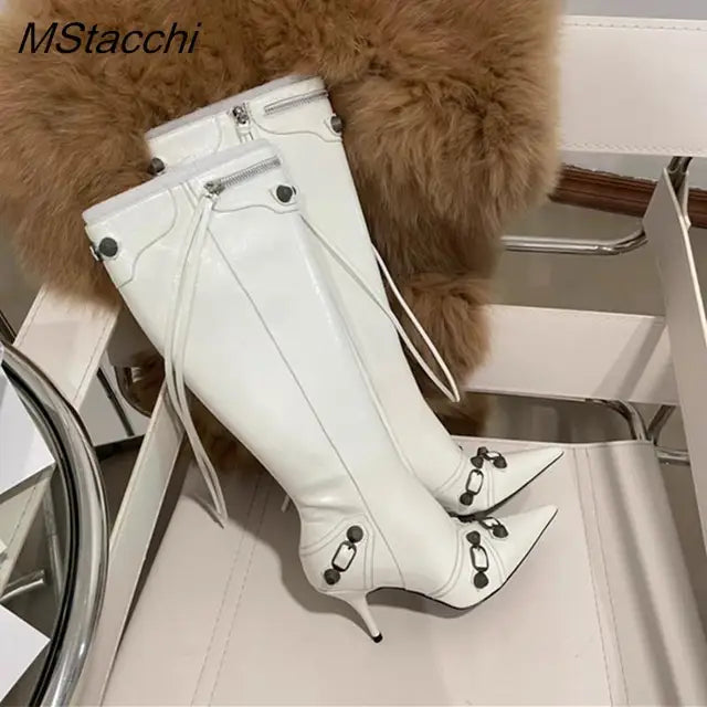 Botas altas de mujer con puntera fina y detalles de tachuelas