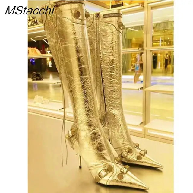 Botas altas de mujer con puntera fina y detalles de tachuelas