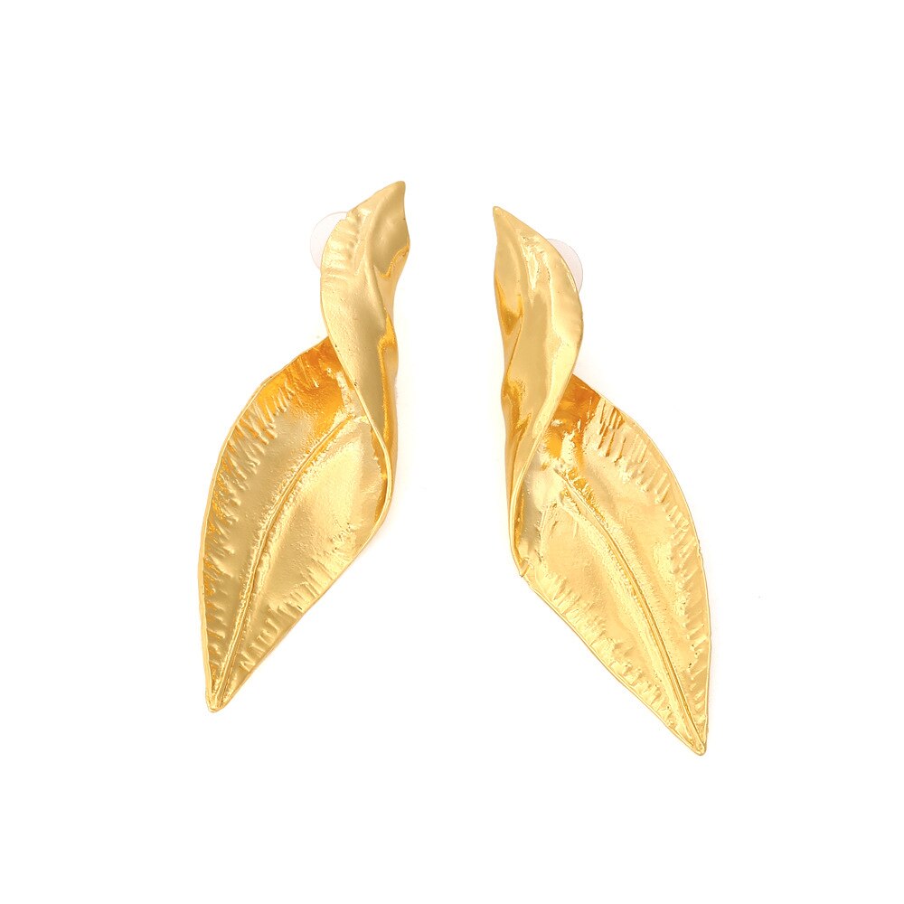 Pendientes de Hoja Retorcida en Dorado — Joyería Casual y de Fiesta