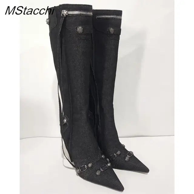 Botas altas de mujer con puntera fina y detalles de tachuelas