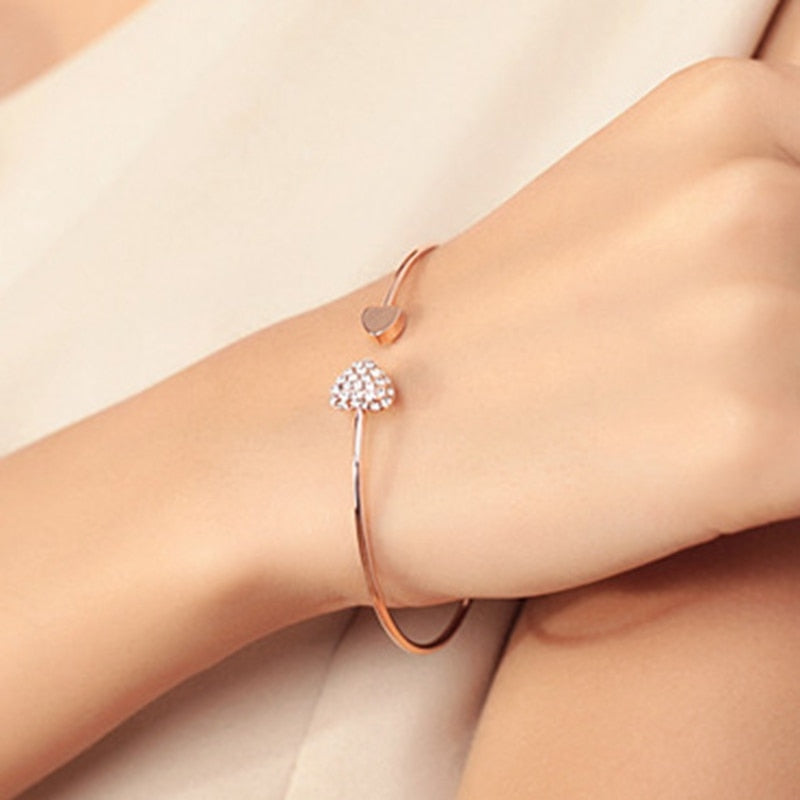 Pulsera abierta ajustable con cristales, doble corazón y lazo