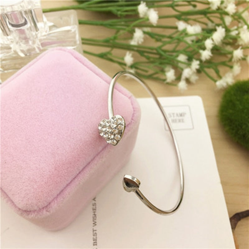 Pulsera abierta ajustable con cristales, doble corazón y lazo