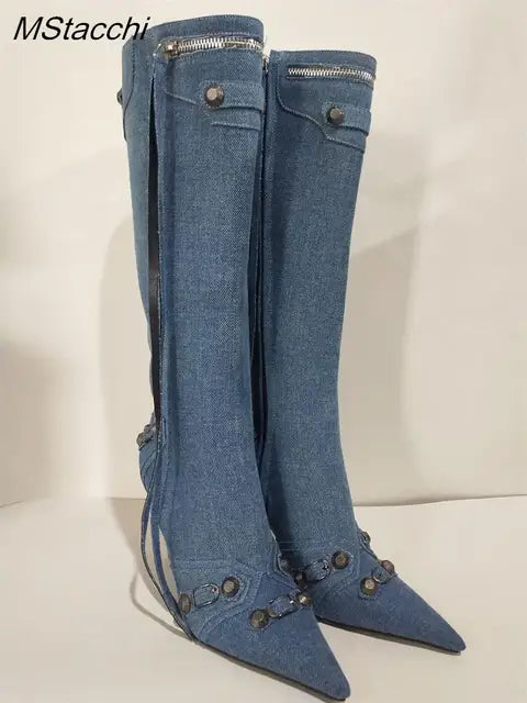Botas altas de mujer con puntera fina y detalles de tachuelas