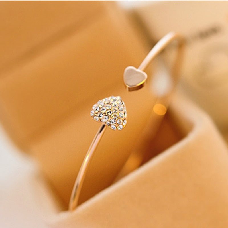 Pulsera abierta ajustable con cristales, doble corazón y lazo