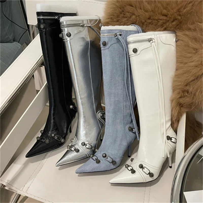 Botas altas de mujer con puntera fina y detalles de tachuelas