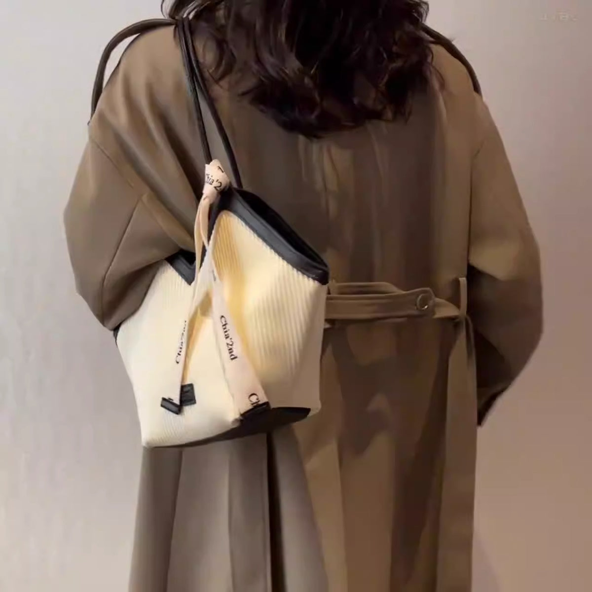 Bolso tote grande para mujer con detalle de letras