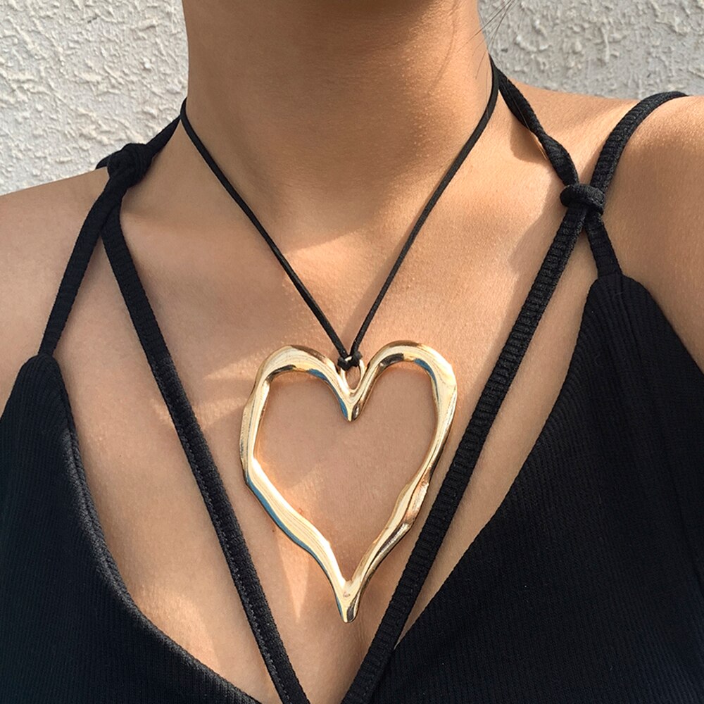 Gargantilla negra con colgante de corazón grande