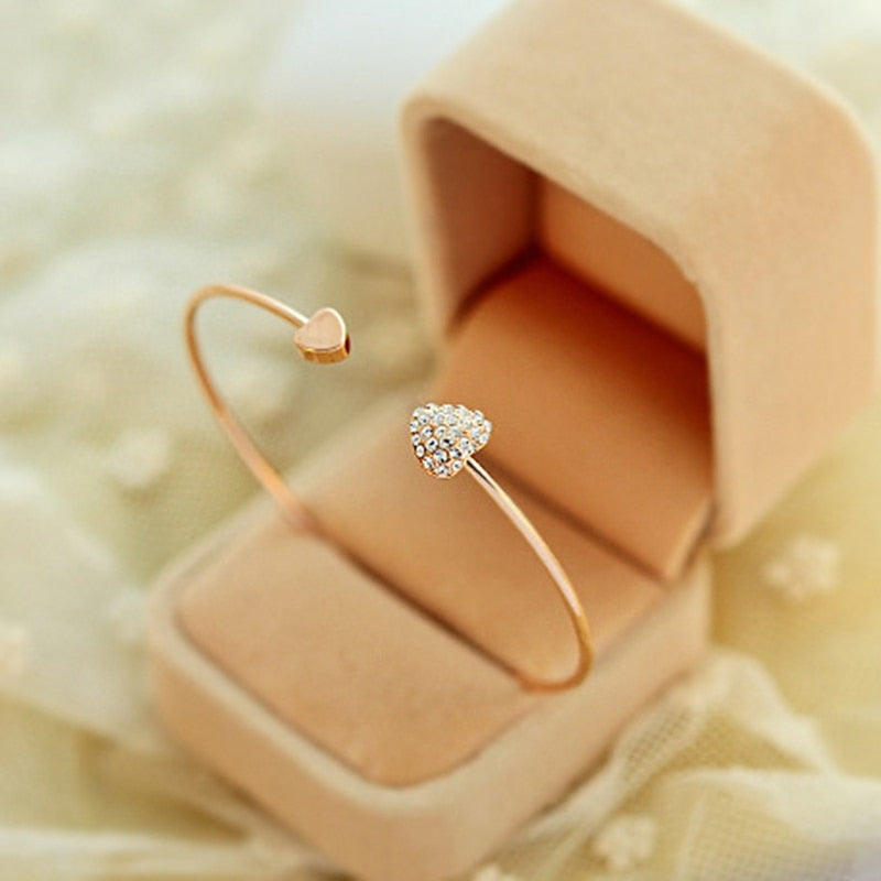 Pulsera abierta ajustable con cristales, doble corazón y lazo