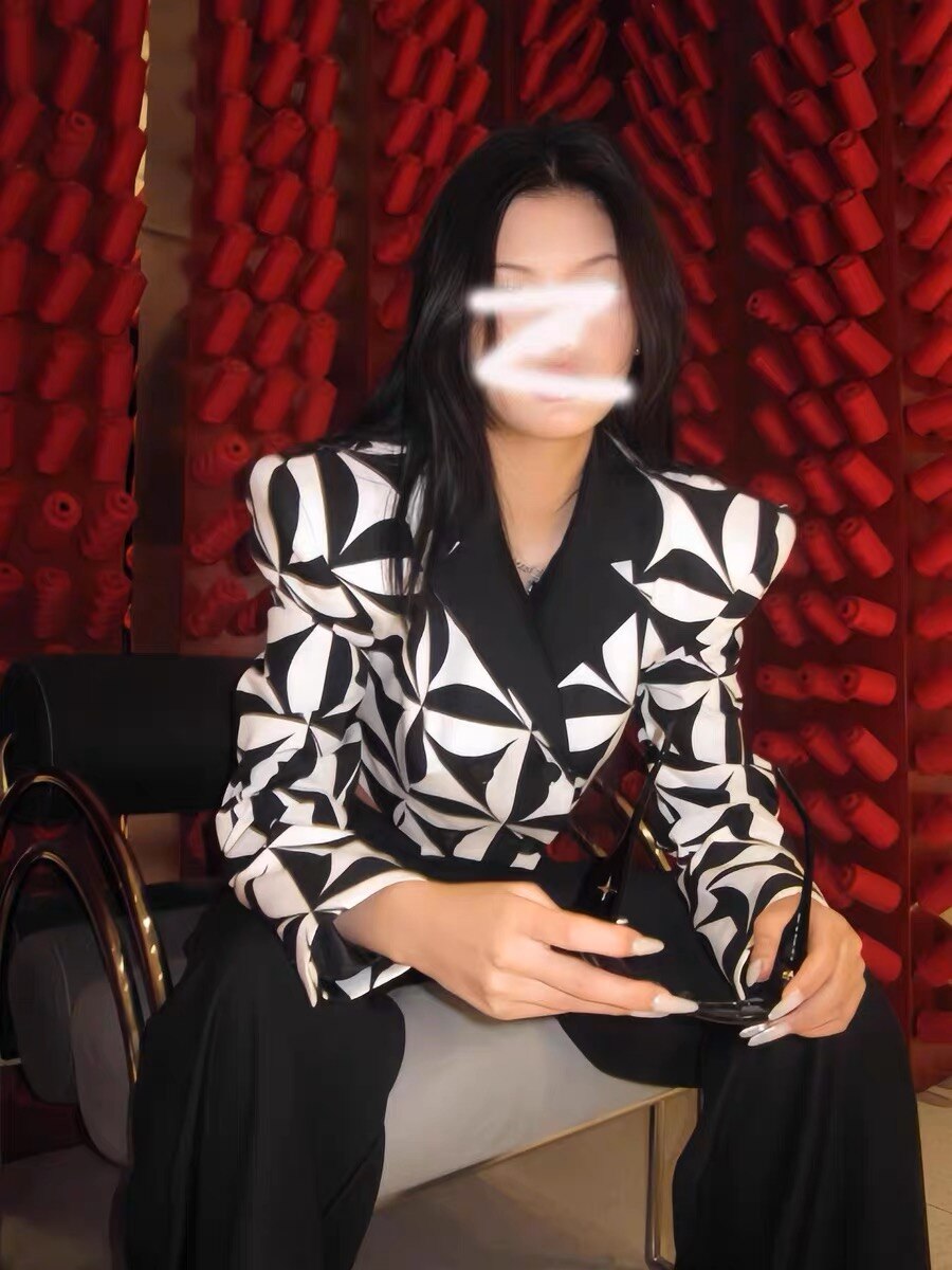 Americana de mujer con estampado geométrico